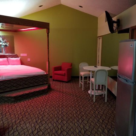 Economy Inn & Suites Cedar Lake Exteriör bild
