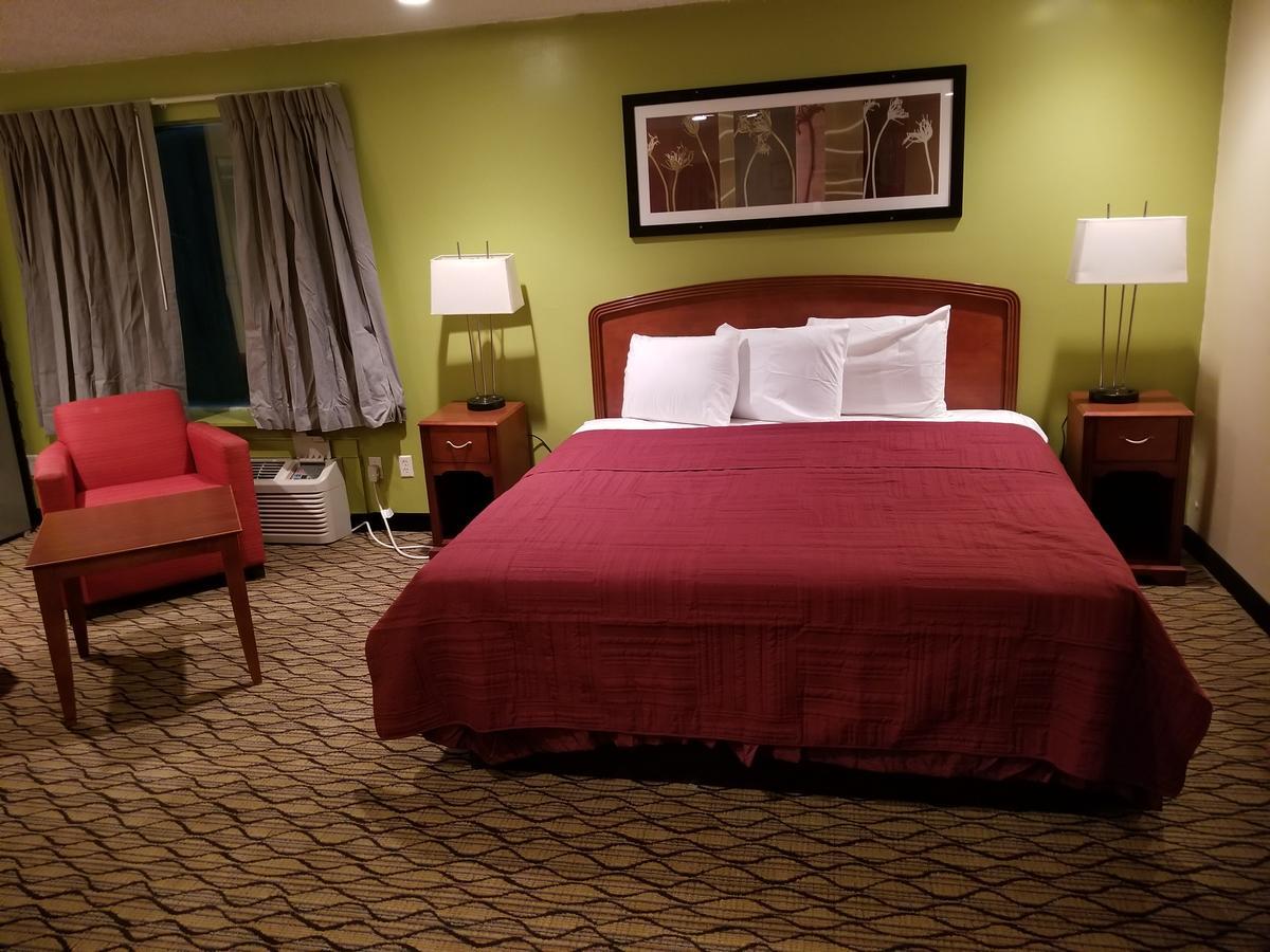 Economy Inn & Suites Cedar Lake Exteriör bild