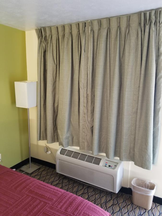 Economy Inn & Suites Cedar Lake Exteriör bild