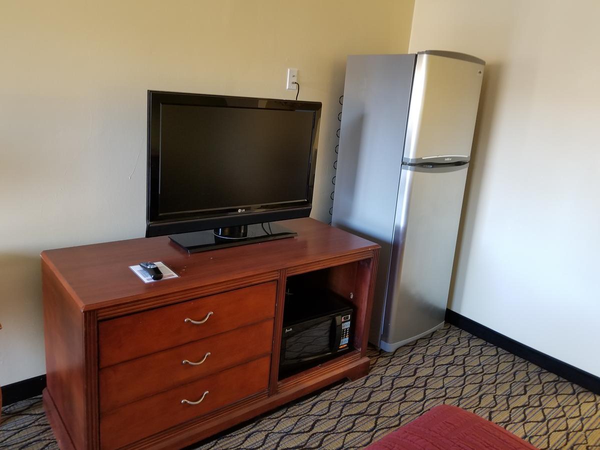 Economy Inn & Suites Cedar Lake Exteriör bild