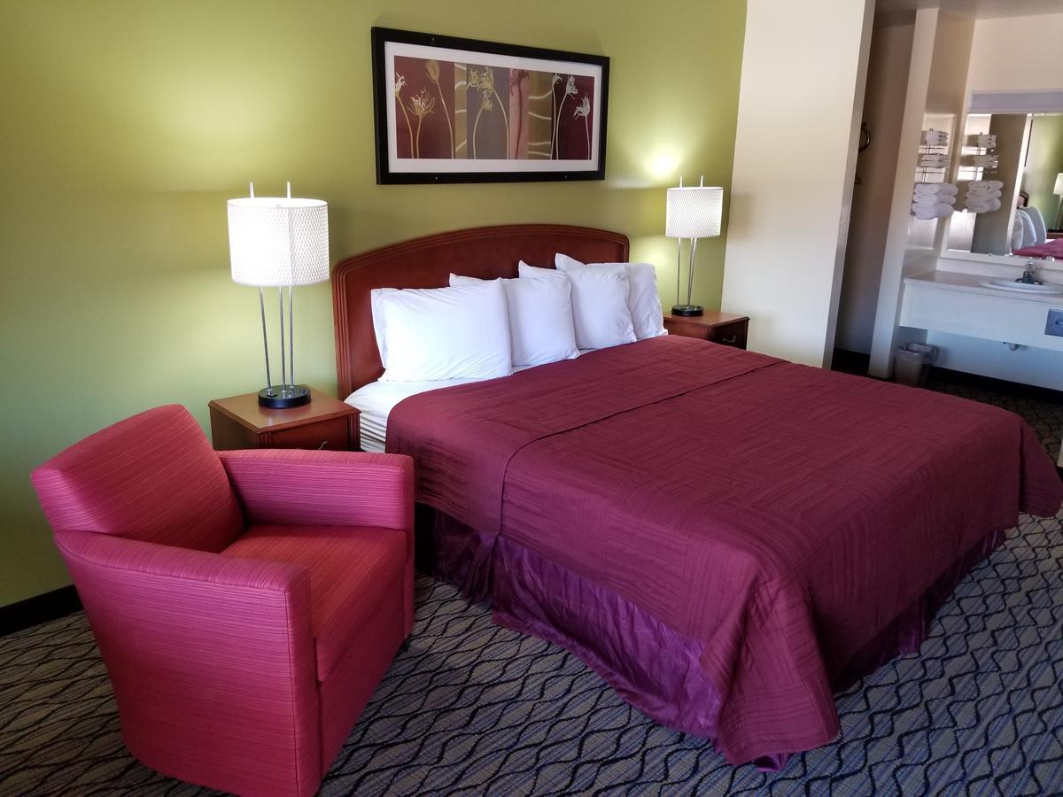 Economy Inn & Suites Cedar Lake Exteriör bild