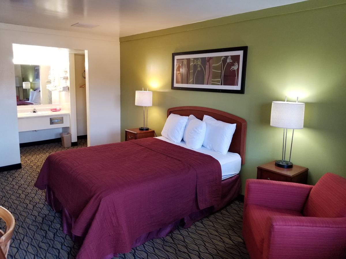Economy Inn & Suites Cedar Lake Exteriör bild