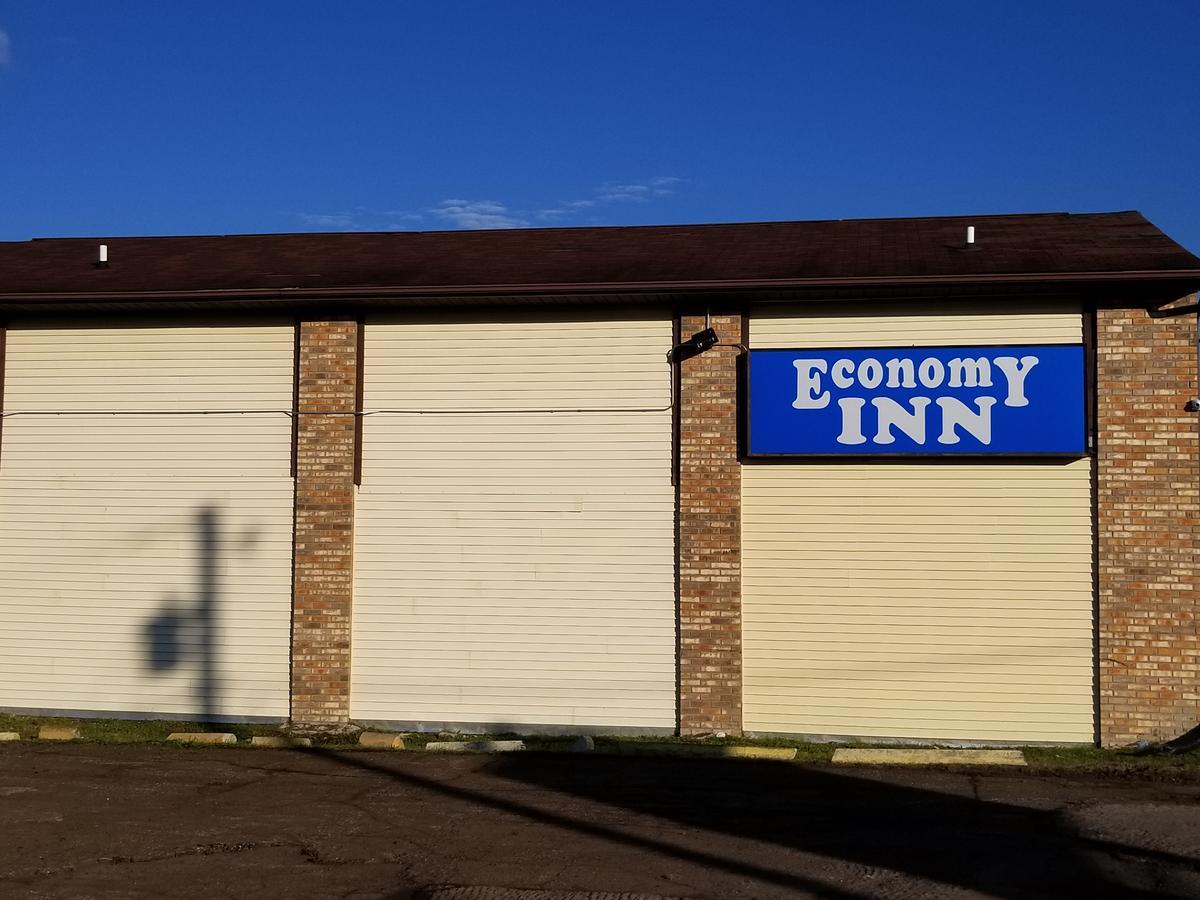 Economy Inn & Suites Cedar Lake Exteriör bild